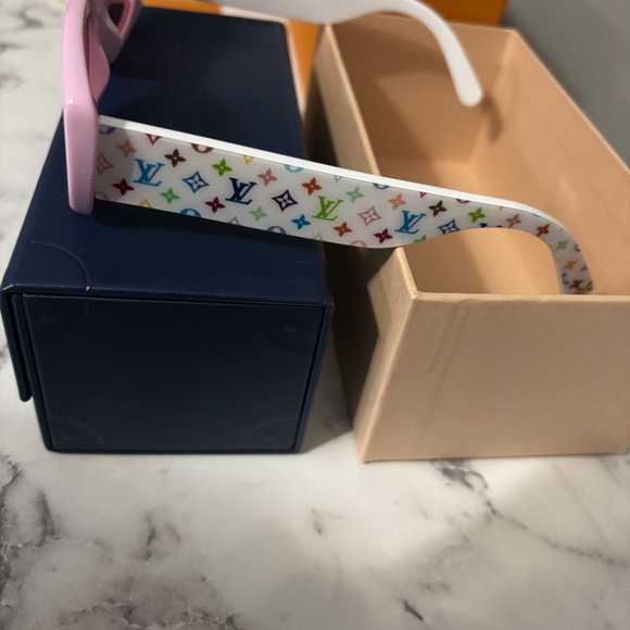 Louis Vuitton X TM Multigram Cat Eye Sunglasses Pink - Picture 4 of 5